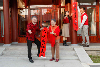 幸福的家庭贴春联庆祝新年儿子氛围摄影