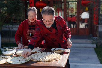 幸福的老年夫妇过年包饺子人清晰拍摄