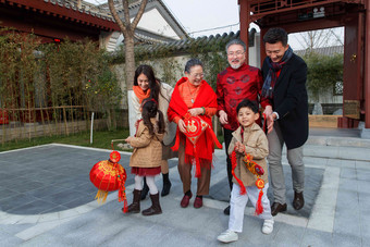 幸福的大家庭庆祝新年