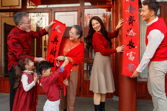 幸福的大家庭<strong>贴春联</strong>庆祝新年