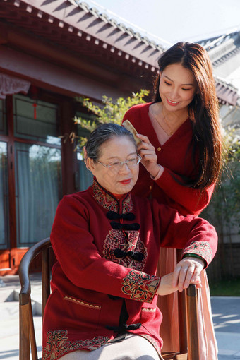 青年女人为<strong>母亲</strong>梳头