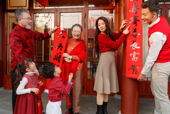 幸福的大家庭贴春联庆祝<strong>新年</strong>