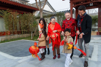 幸福的大家庭庆祝新年