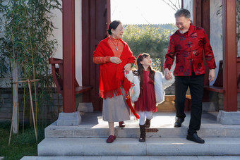 幸福的祖父母和孙女庆祝新年