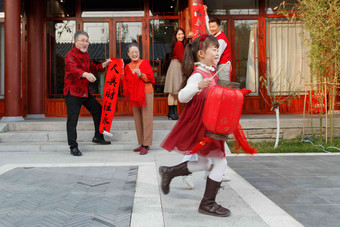 幸福的大家庭<strong>贴春联</strong>庆祝新年