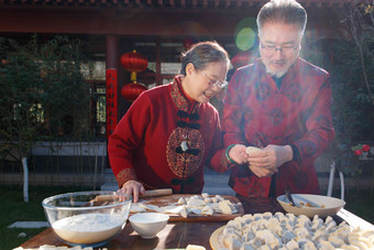 幸福的老年夫妇过年包饺子北京高清场景