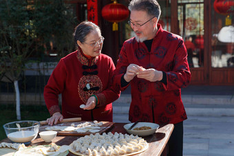 幸福的老年夫妇过年包饺子