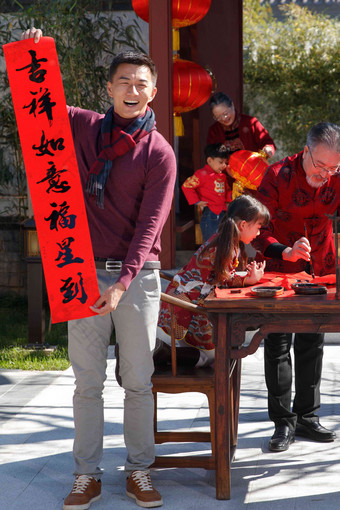 幸福家庭写春联庆贺新年北京写实照片