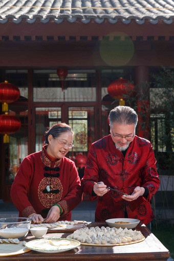 幸福的老年夫妇过年包饺子东方人摄影