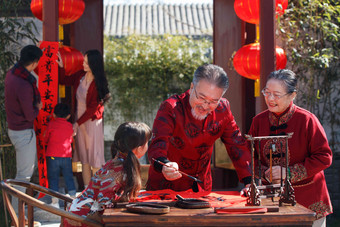 快乐家庭过新年写<strong>春联</strong>