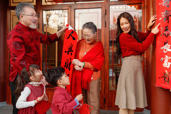 幸福的大家庭<strong>贴春联</strong>庆祝新年