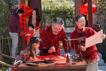 快乐家庭过新年<strong>写春联</strong>春节摄影图