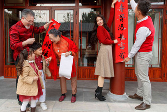 幸福的大家庭贴春联庆祝新年