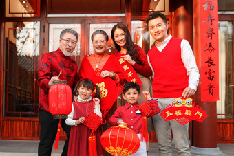 幸福的大家庭庆贺新年中国结摄影图