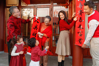 幸福的大家庭<strong>贴春联</strong>庆祝新年