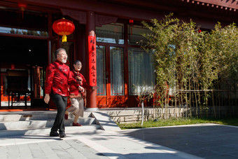 高兴的老年夫妇出门迎接喜庆氛围场景