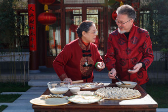 幸福的老年夫妇过年包饺子拿着氛围拍摄