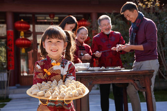 幸福的家庭过年<strong>包饺子</strong>