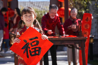 快乐家庭准备新年福字春联女人清晰照片