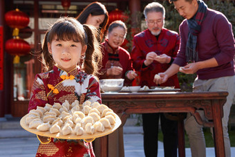 幸福的家庭过年包饺子相伴写实拍摄