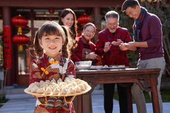 幸福的家庭过年包饺子中国高端镜头