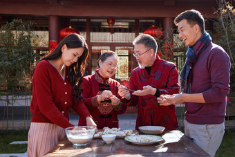 幸福的家庭过年包<strong>饺子</strong>