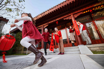 幸福的大家庭贴春联庆祝<strong>新年</strong>