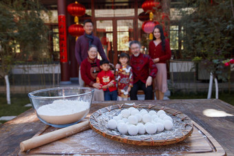 幸福的家庭过年准备包饺子