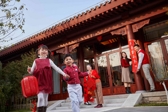 幸福的大家庭贴<strong>春联</strong>庆祝新年