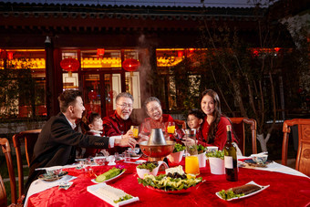 东方家庭在中式庭院内干杯庆祝<strong>新年</strong>