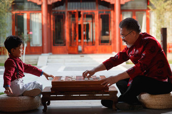 祖孙俩在庭院里下象棋相伴氛围拍摄