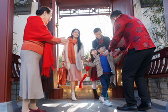 幸福家庭新年户外大门老年男人清晰影相