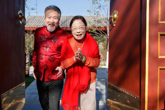 高兴的老年夫妇出门迎接中国文化高端影相