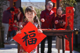 快乐家庭准备新年福字春联传统节日高清拍摄