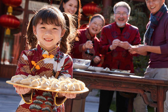 幸福的家庭过年包饺子