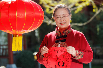 老年女人手拿窗花庆祝<strong>新年</strong>