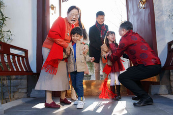 幸福家庭回家与老人团聚过新年