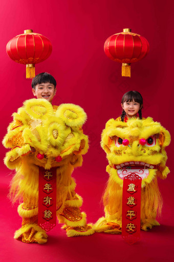 欢乐的男孩女孩<strong>舞</strong>狮庆祝<strong>新年</strong>露齿一笑清晰拍摄