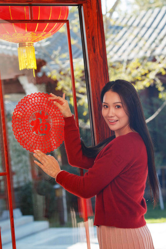 年轻女人窗花庆祝窗户传统庆典素材