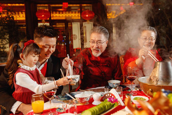 春节东方家庭在中式庭院内聚餐东方人相片