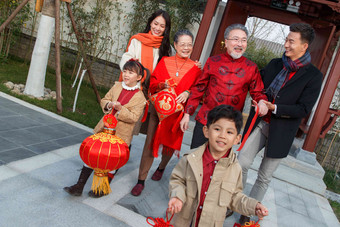 幸福的大家庭庆祝<strong>新年</strong>