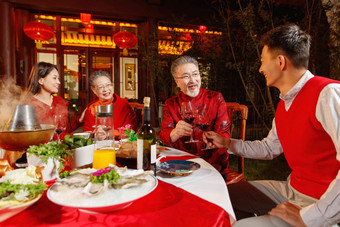 春节东方家庭在中式庭院内<strong>聚餐</strong>新年相片