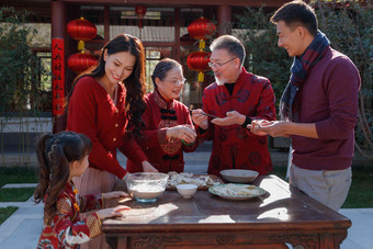 幸福的家庭过年包饺子可爱的高端拍摄