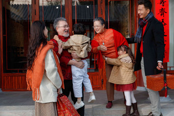 幸福家庭回家与老人团聚过新年中国文化高端照片