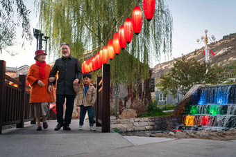 幸福的祖孙三人逛庙会休闲活动高端相片