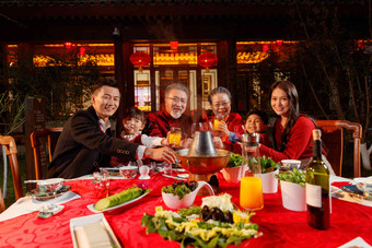 东方家庭在中式庭院内干杯庆祝新年东亚高清图片