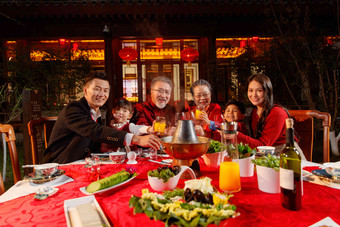 东方家庭在中式庭院内干杯庆祝新年