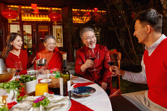 春节东方家庭在中式庭院内聚餐