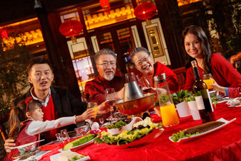 东方家庭在中式庭院内干杯庆祝新年