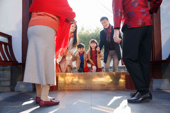 幸福家庭回家与老人团聚过新年中国文化相片
